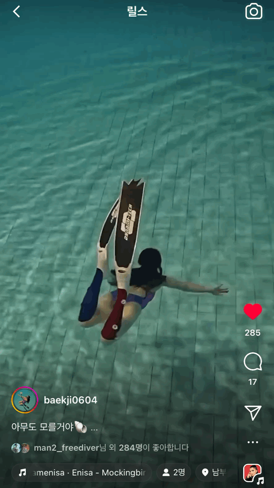 UGC - 인스타그램 @baekji0604 미하이삭스 니삭스 양말을 짝짝이로 신고 물속에서 자유롭게 헤어치는 영상입니다. 수영복과 오리발, 고글을 쓰고 품에는 꽃을 들고 있습니다.
